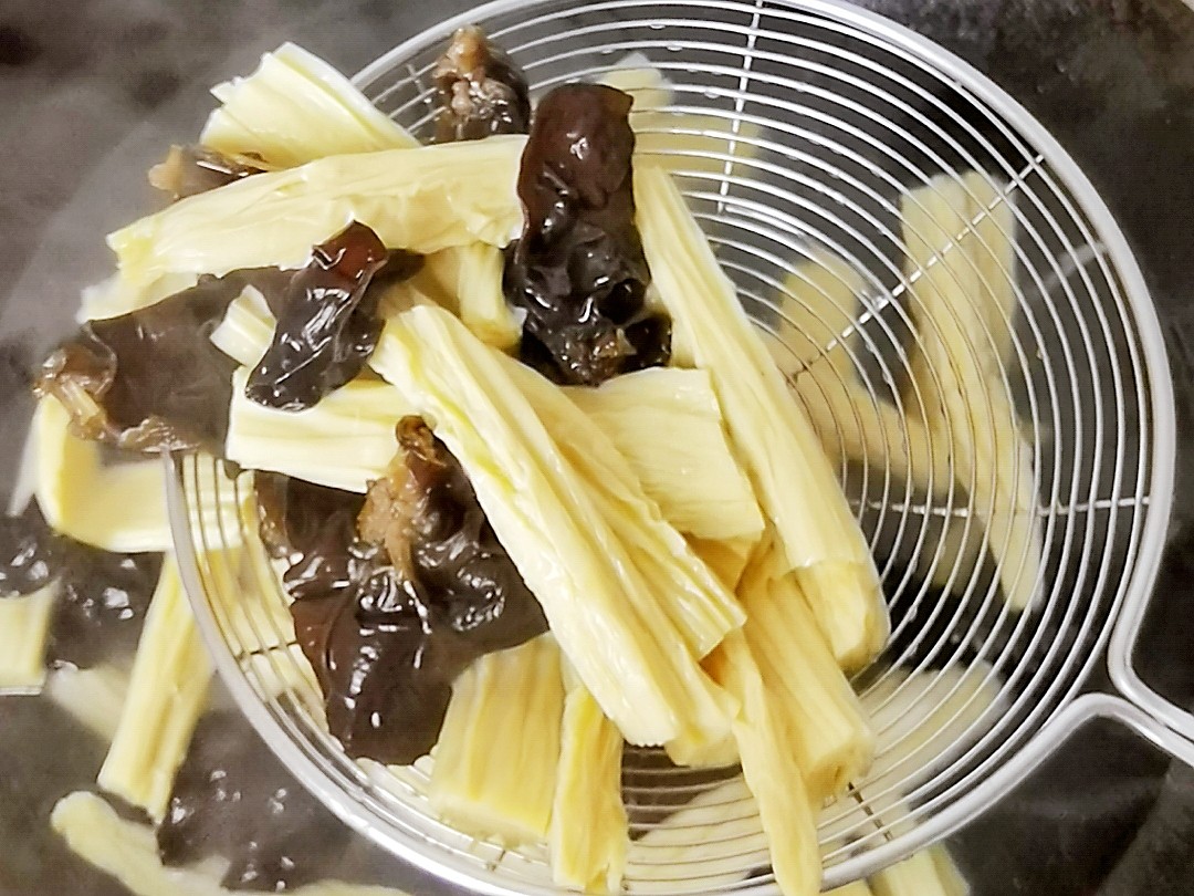 年夜飯涼菜也下飯－拌腐竹，新春宴客吃腐竹得“富足”的做法-酸辣味拌菜譜
