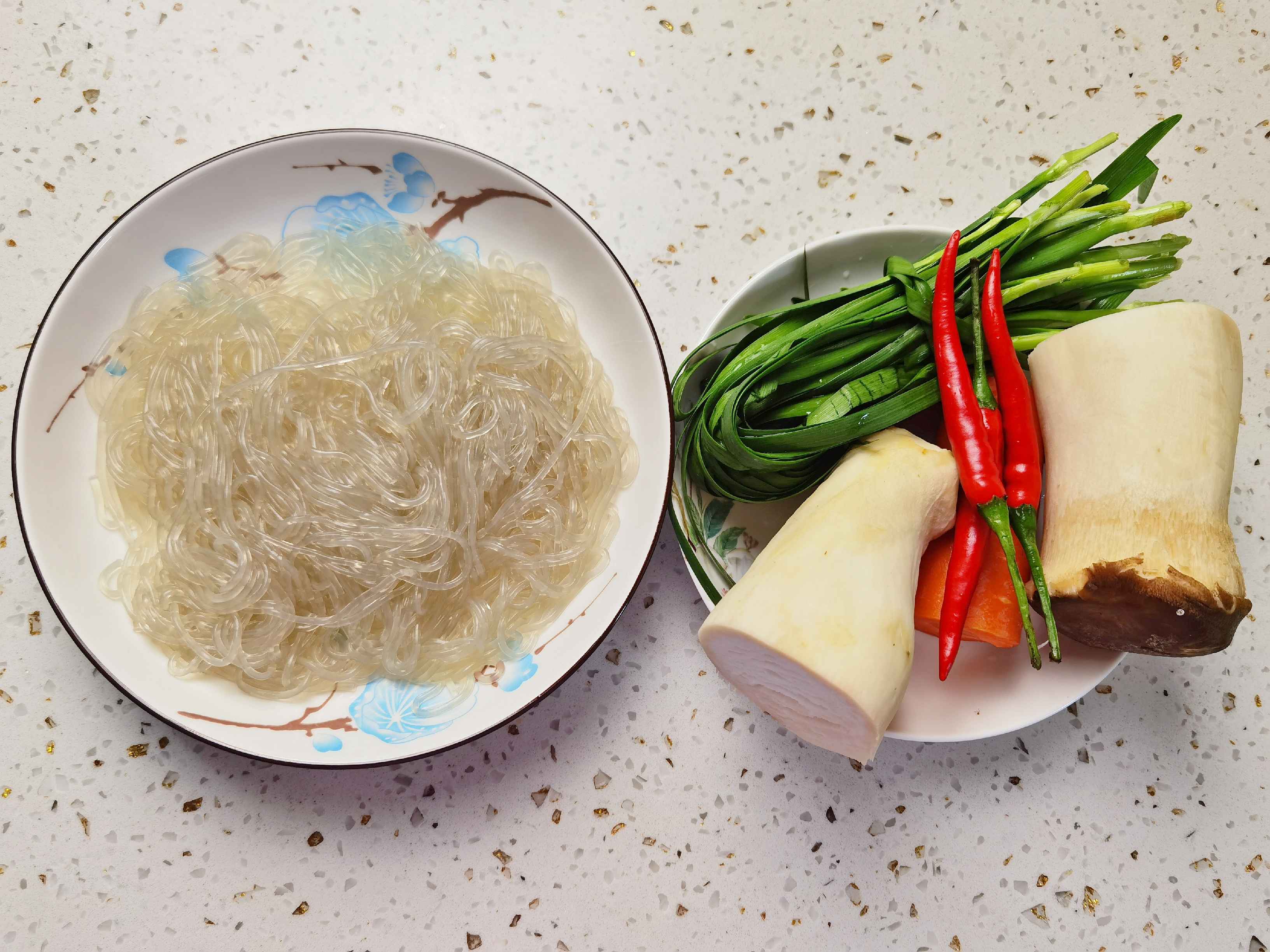 年夜飯素菜也出彩-杏鮑菇炒合菜,闔家歡樂吃著超下飯的做法-香辣味炒菜譜-易網<a href=http://www.aoa7937.com/ target=_blank class=infotextkey>健康養生</a>網 年夜飯素菜也出彩-杏鮑菇炒合菜,闔家歡樂吃著超下飯的做法-香辣味炒菜譜