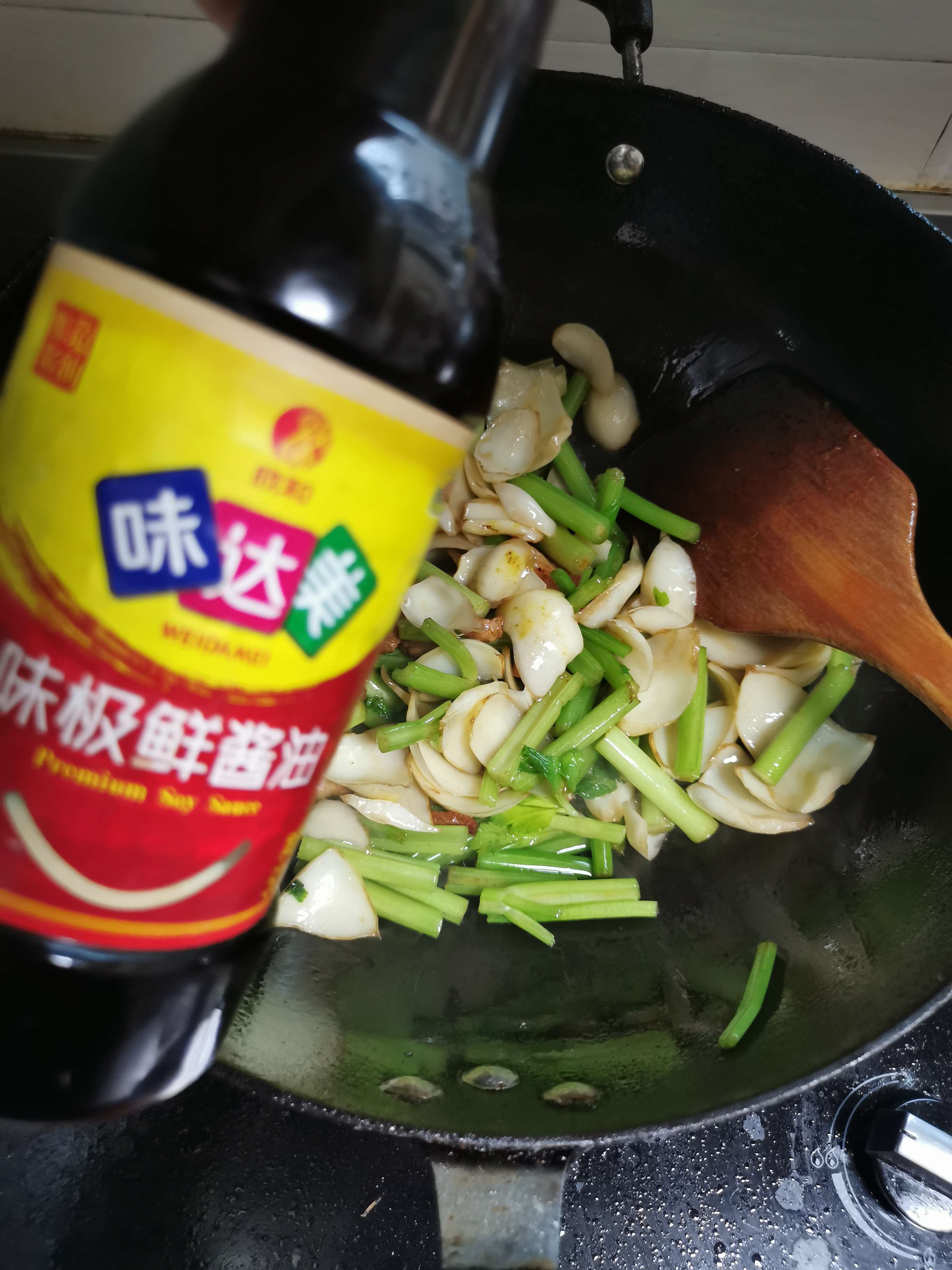 芹菜炒百合的做法-家常味炒菜譜