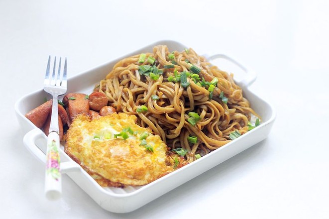 火腿荷包蛋燜面的做法-家常味燜菜譜-易網(wǎng)健康養(yǎng)生網(wǎng) 火腿荷包蛋燜面的做法-家常味燜菜譜