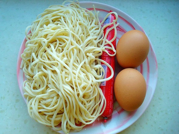 火腿荷包蛋燜面的做法-家常味燜菜譜-易網(wǎng)<a href=http://www.aoa7937.com/ target=_blank class=infotextkey>健康養(yǎng)生</a>網(wǎng) 火腿荷包蛋燜面的做法-家常味燜菜譜
