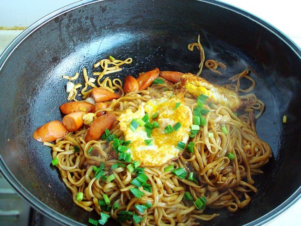 火腿荷包蛋燜面的做法-家常味燜菜譜-易網(wǎng)健康養(yǎng)生網(wǎng) 火腿荷包蛋燜面的做法-家常味燜菜譜