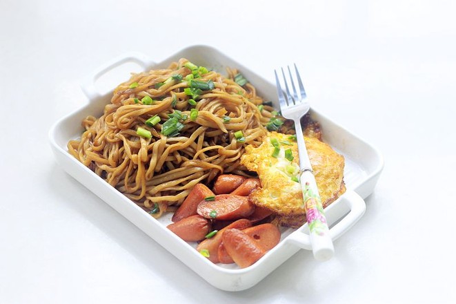 火腿荷包蛋燜面的做法-家常味燜菜譜-易網(wǎng)健康養(yǎng)生網(wǎng) 火腿荷包蛋燜面的做法-家常味燜菜譜
