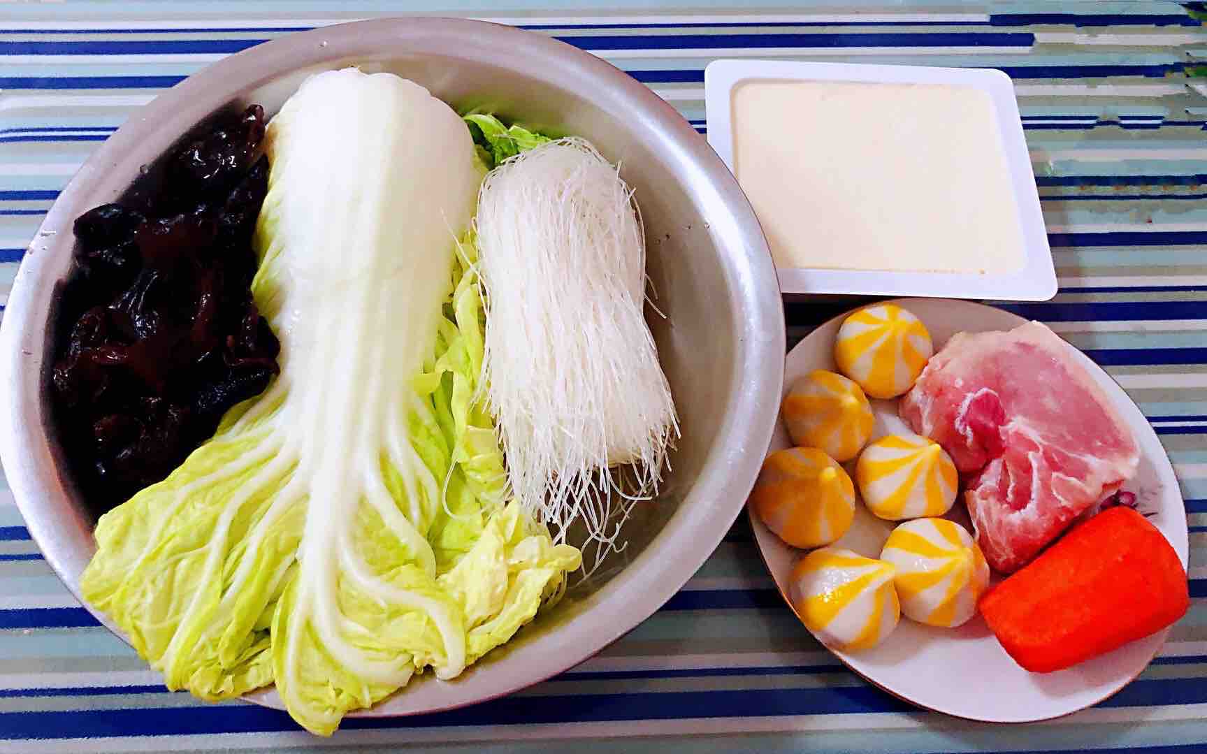 豬肉白菜海膽丸豆腐粉絲湯的做法-咸鮮味煮菜譜-易網<a href=http://www.aoa7937.com/ target=_blank class=infotextkey>健康養生</a>網 豬肉白菜海膽丸豆腐粉絲湯的做法-咸鮮味煮菜譜
