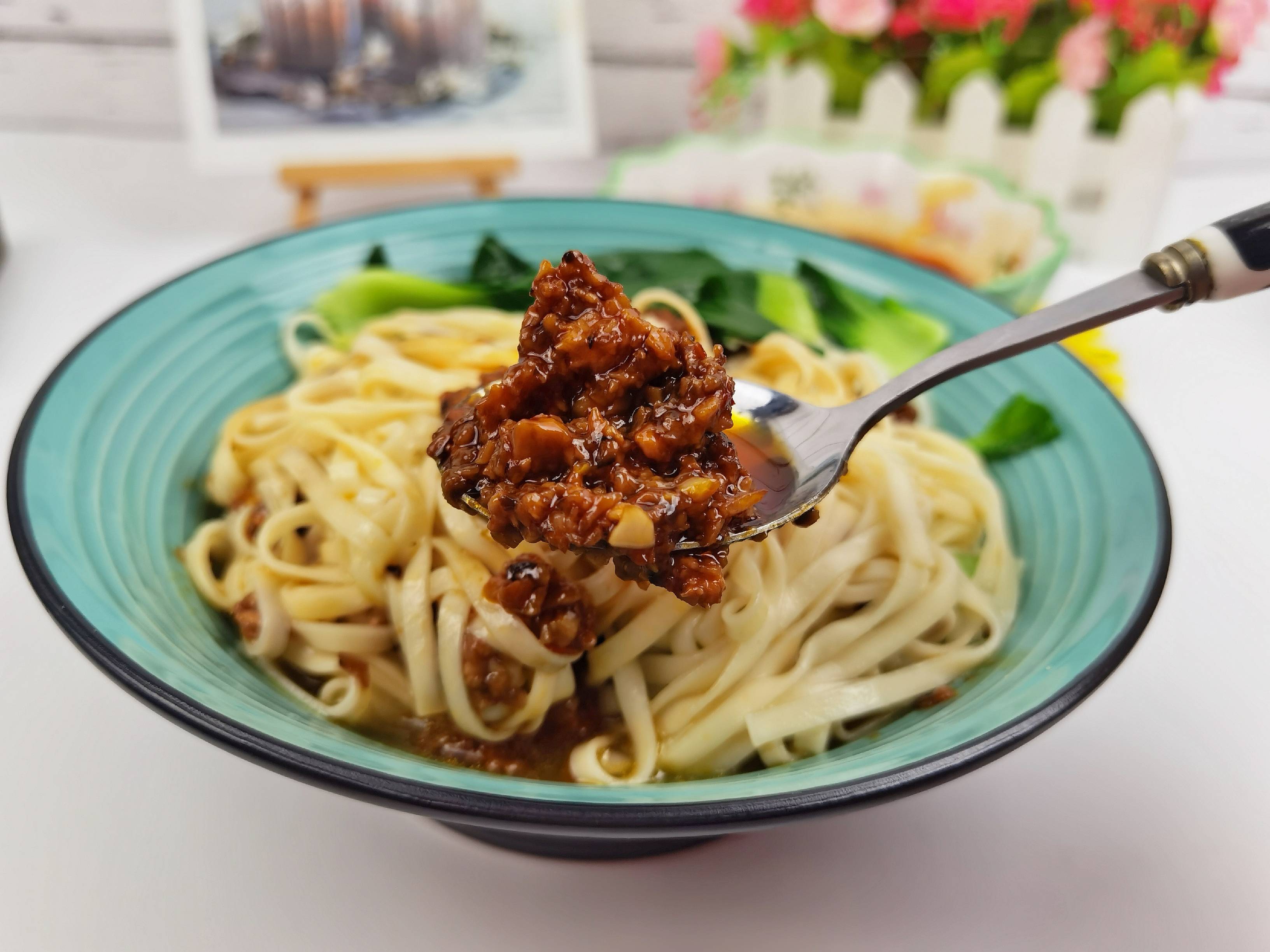 百搭萬能香菇肉醬-1勺醬拌面又拌飯,多吃兩三碗,不是窮是太好吃的做法-咸鮮味炒菜譜-易網(wǎng)健康養(yǎng)生網(wǎng) 百搭萬能香菇肉醬-1勺醬拌面又拌飯,多吃兩三碗,不是窮是太好吃的做法-咸鮮味炒菜譜