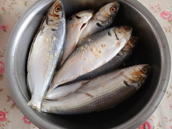 用烤箱烤鯽魚既衛生又安全,廚房油煙少的做法-家常味烤菜譜-易網健康養生網 用烤箱烤鯽魚既衛生又安全,廚房油煙少的做法-家常味烤菜譜