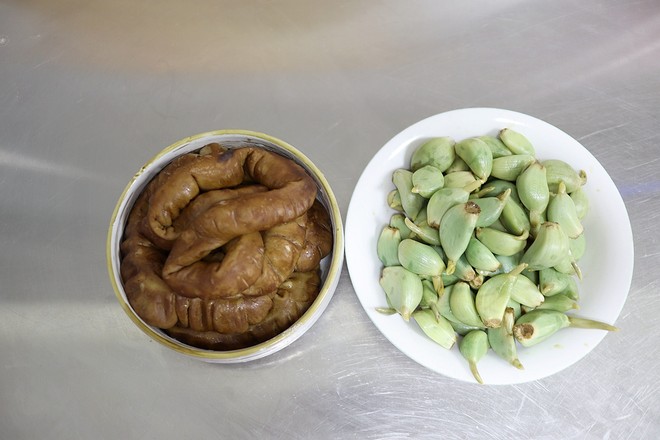 臘八蒜燒肥腸的做法-蒜香味燒菜譜-易網<a href=http://www.aoa7937.com/ target=_blank class=infotextkey>健康養生</a>網 臘八蒜燒肥腸的做法-蒜香味燒菜譜