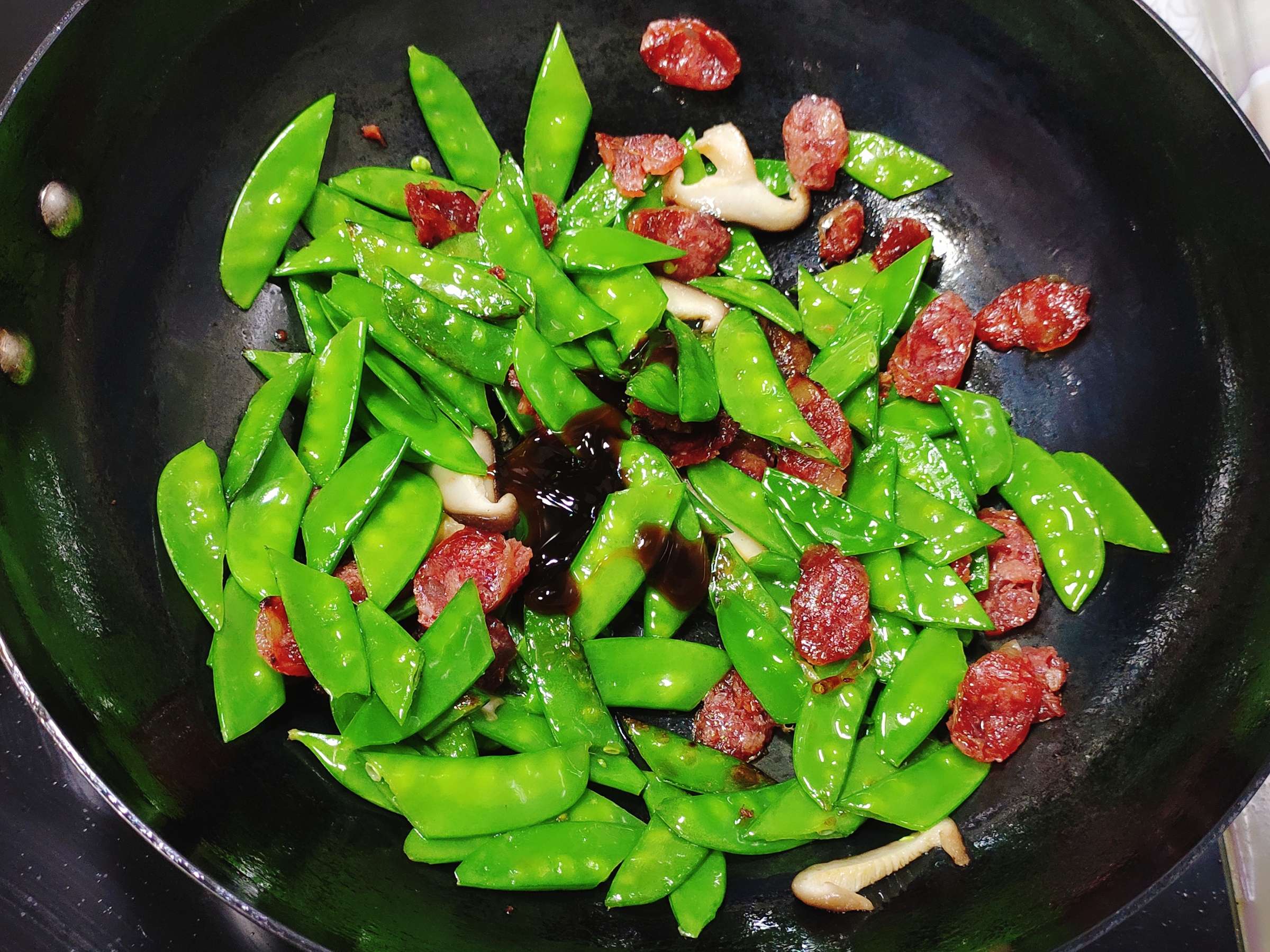 清淡不油膩的臘腸炒荷蘭豆的做法-咸鮮味炒菜譜
