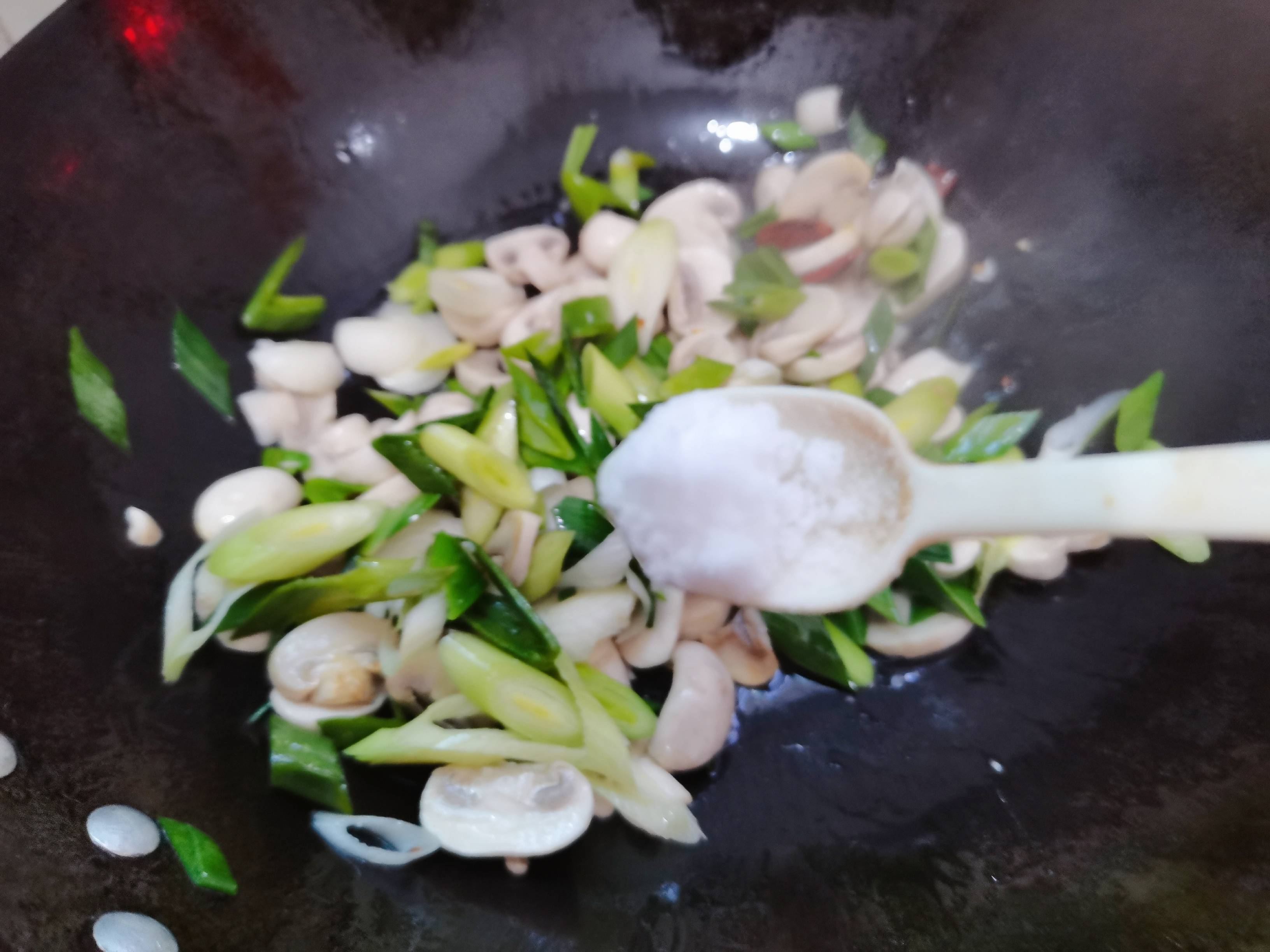 蔥香口蘑的做法-家常味炒菜譜