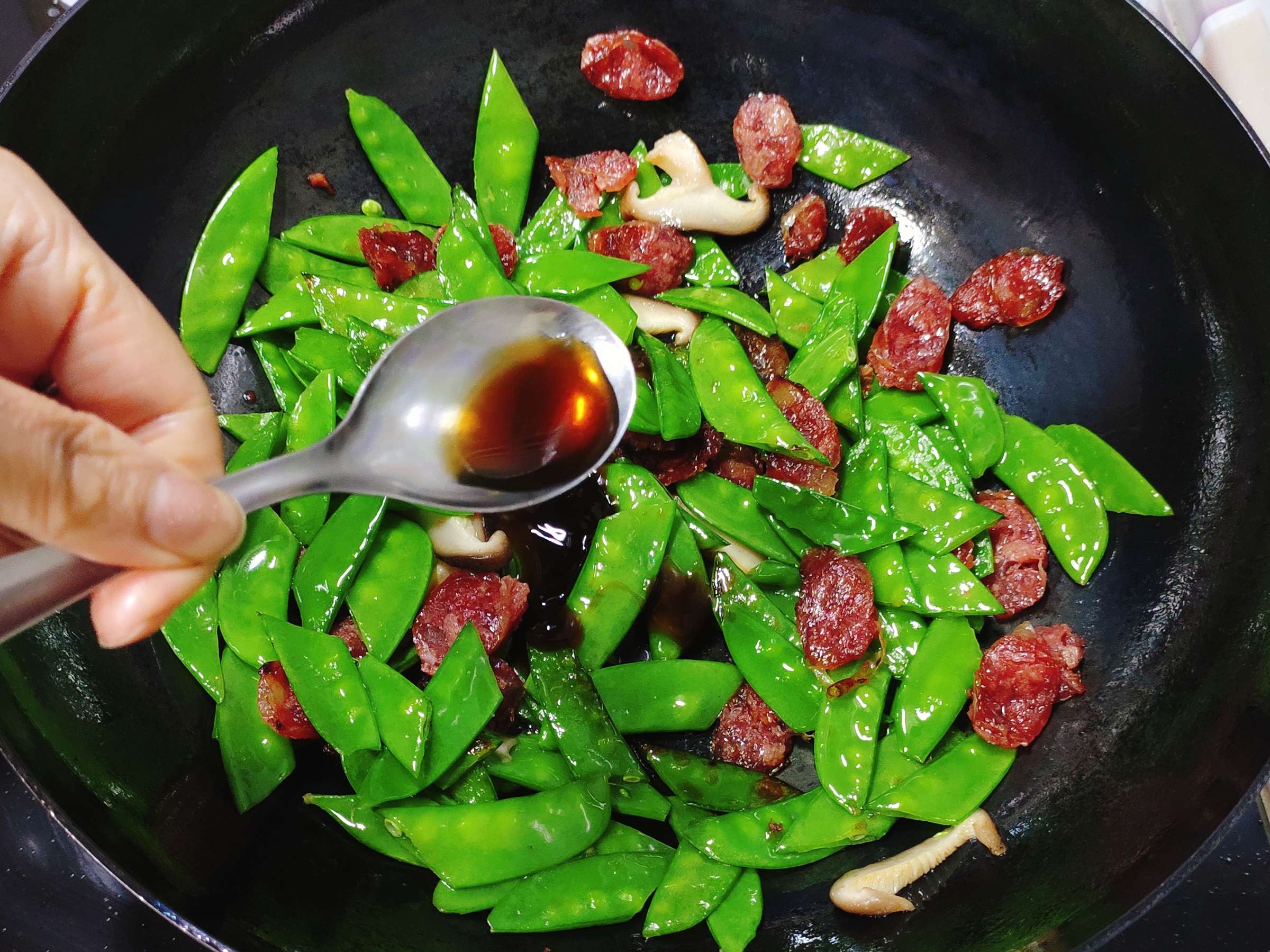 清淡不油膩的臘腸炒荷蘭豆的做法-咸鮮味炒菜譜