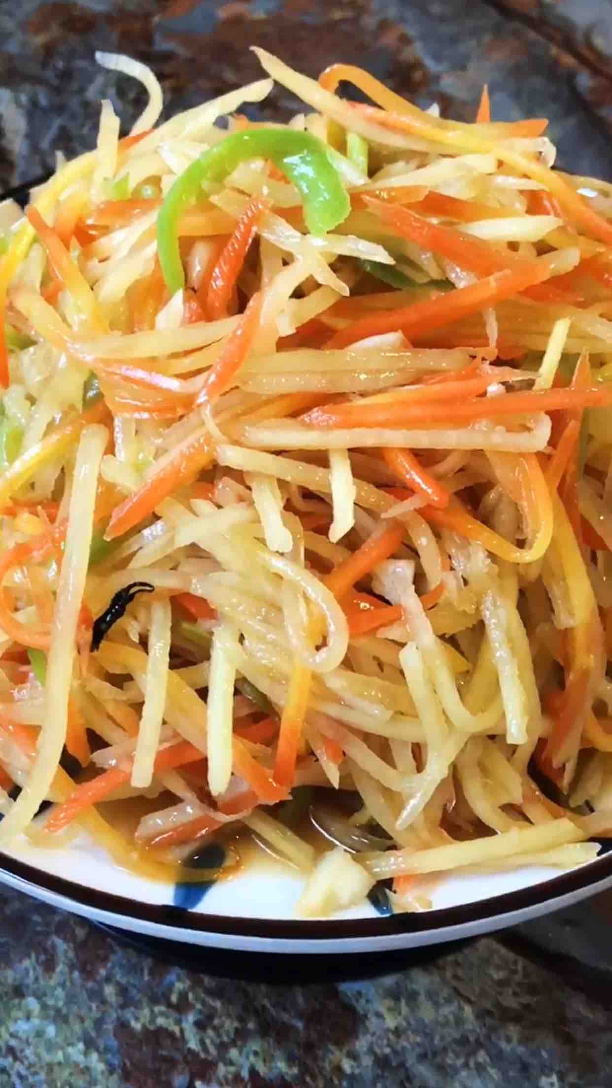 素炒三彩絲的做法-家常味炒菜譜-易網健康養生網 素炒三彩絲的做法-家常味炒菜譜