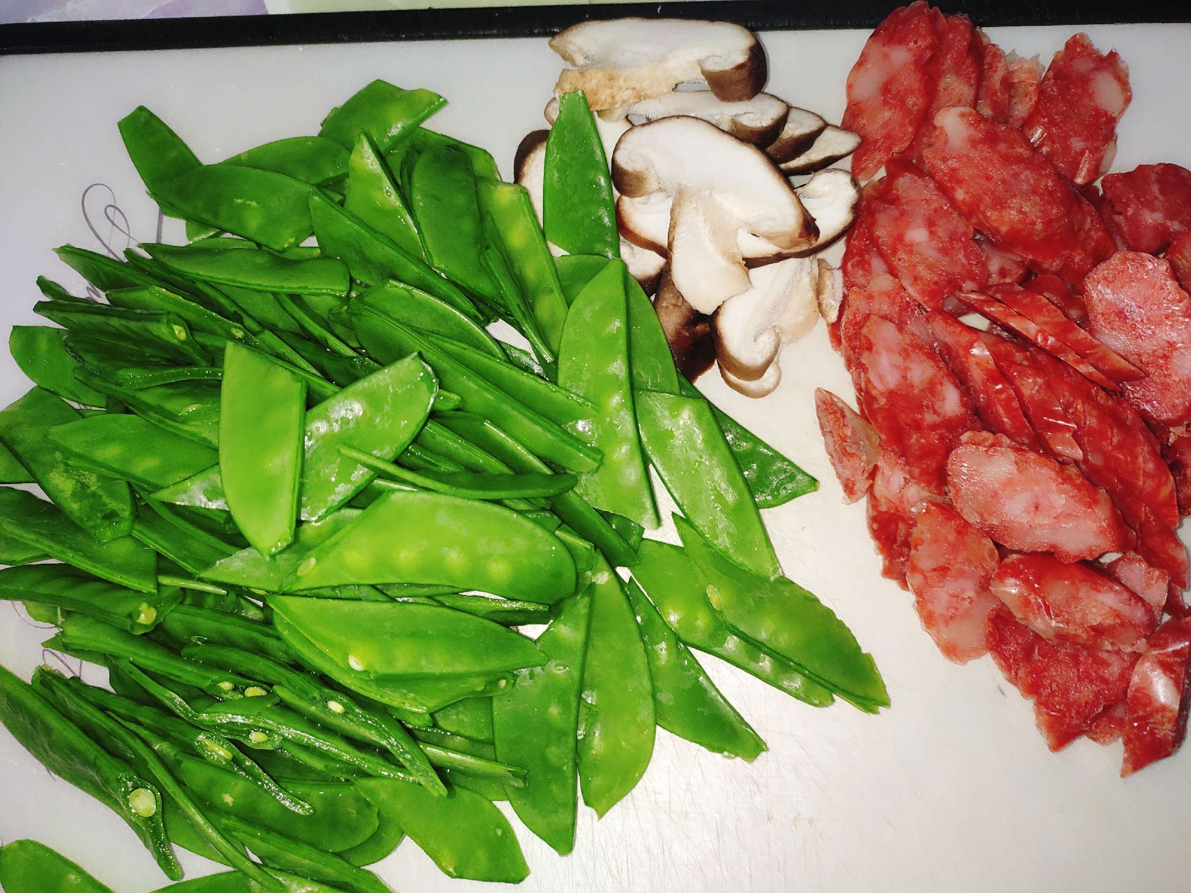 清淡不油膩的臘腸炒荷蘭豆的做法-咸鮮味炒菜譜