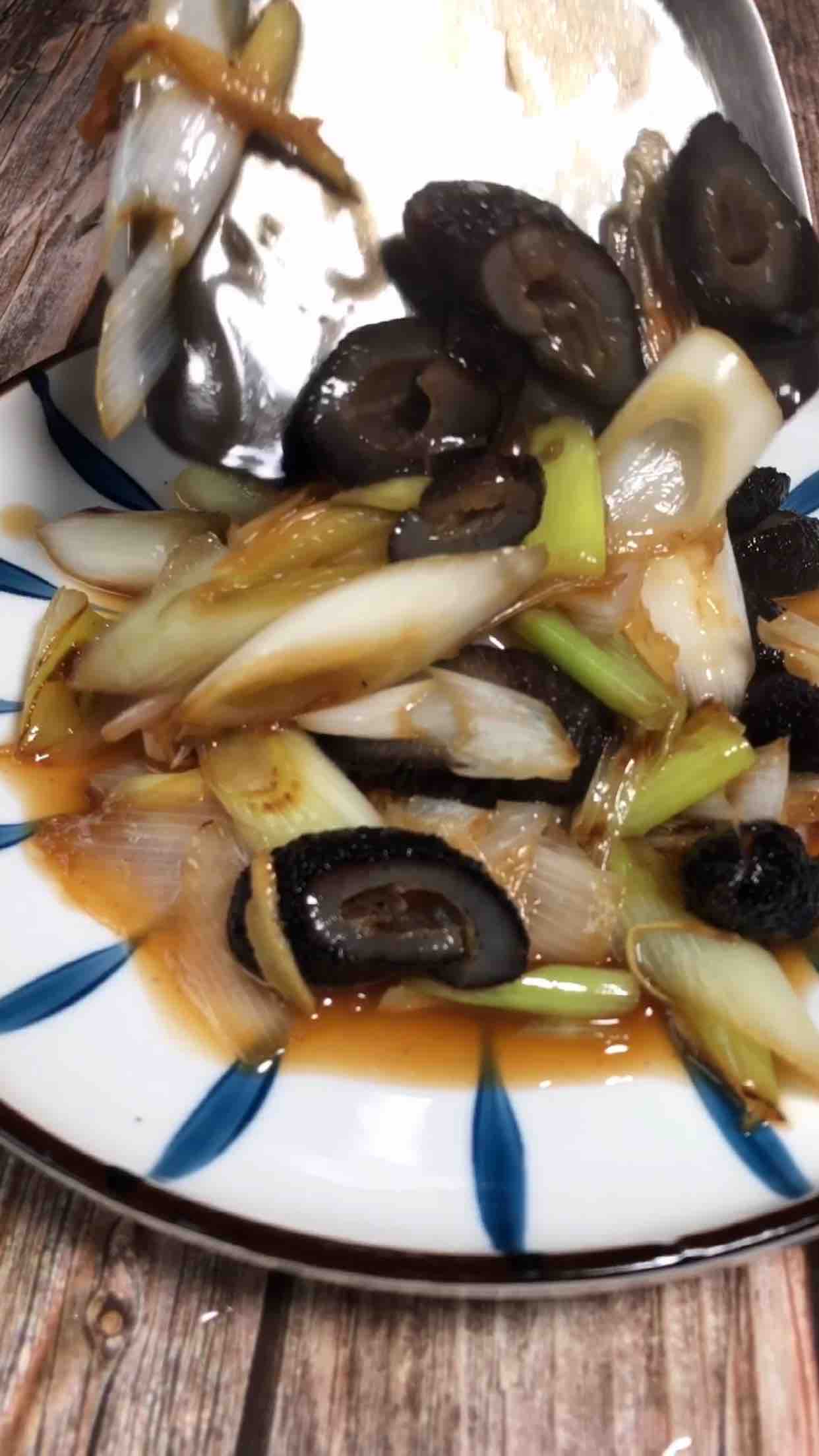 蔥燒海參的做法-家常味燒菜譜-易網健康養生網 蔥燒海參的做法-家常味燒菜譜