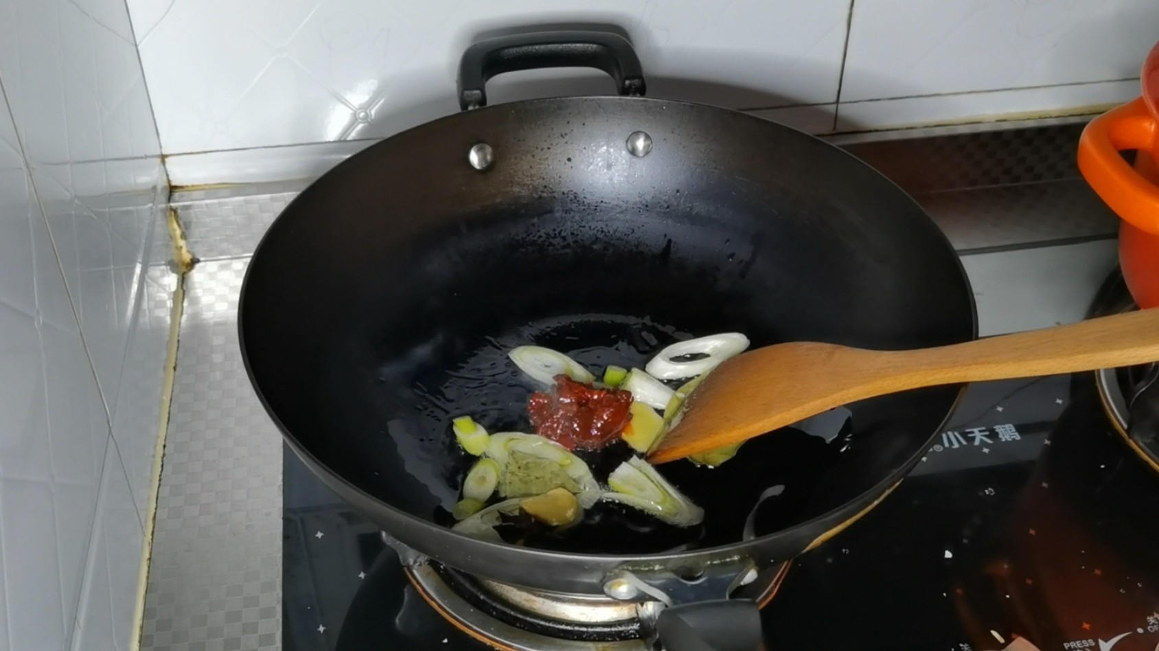 水煮肉片柔嫩的秘訣的做法-麻辣味煮菜譜