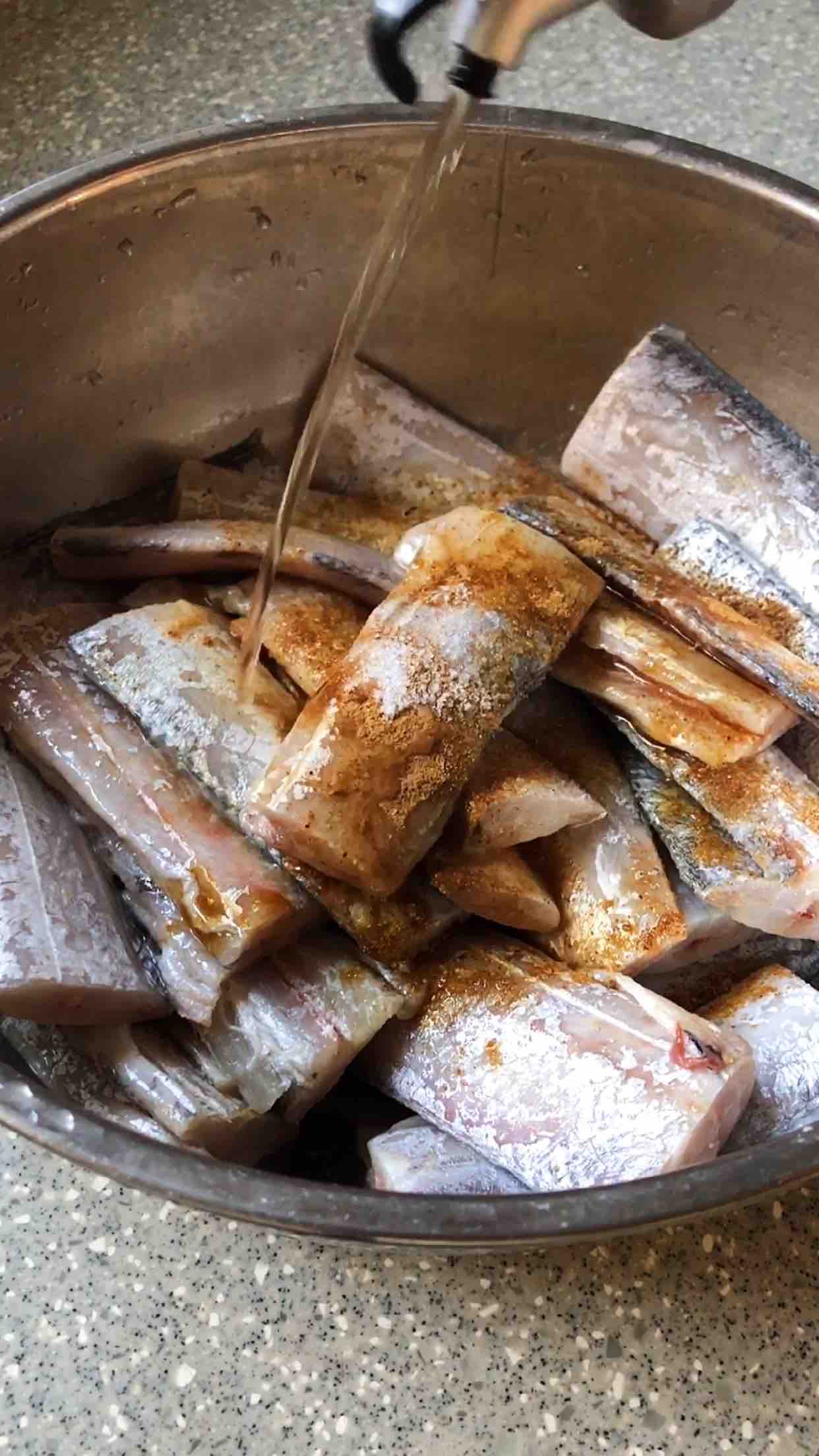 干炸帶魚的做法-魚香味炸菜譜