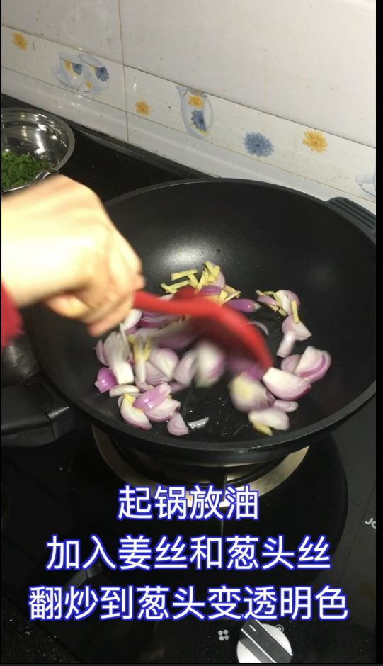 童子雞只需腌一腌,蒸一蒸,淋上蔥油汁,簡單又美味的做法-蔥香味蒸菜譜-易網健康養生網 童子雞只需腌一腌,蒸一蒸,淋上蔥油汁,簡單又美味的做法-蔥香味蒸菜譜