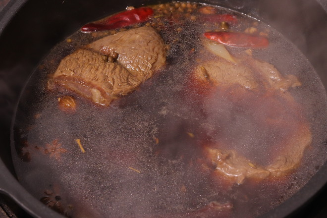 年夜飯必備鹵牛腱子！肉軟有嚼勁，上桌必光盤的做法-咸鮮味鹵菜譜