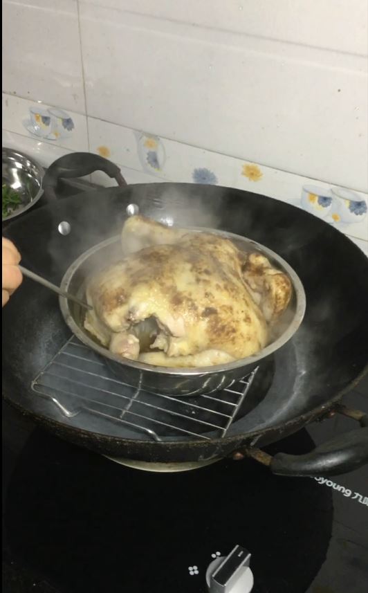 童子雞只需腌一腌,蒸一蒸,淋上蔥油汁,簡單又美味的做法-蔥香味蒸菜譜-易網健康養生網 童子雞只需腌一腌,蒸一蒸,淋上蔥油汁,簡單又美味的做法-蔥香味蒸菜譜