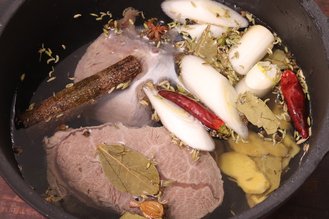 年夜飯必備鹵牛腱子！肉軟有嚼勁，上桌必光盤的做法-咸鮮味鹵菜譜