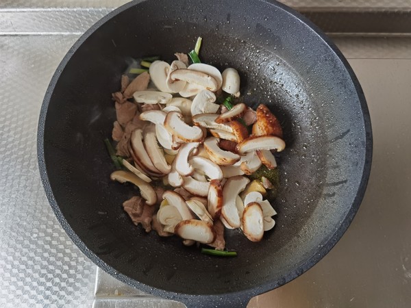 雙菇炒肉絲的做法-咸鮮味炒菜譜-易網(wǎng)健康養(yǎng)生網(wǎng) 雙菇炒肉絲的做法-咸鮮味炒菜譜