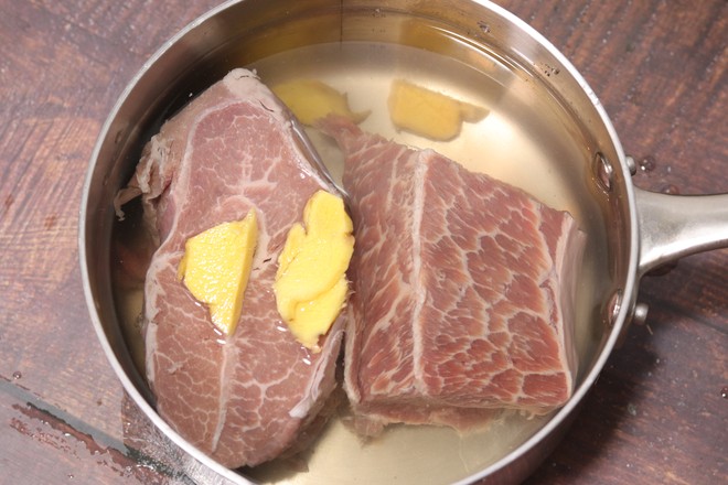 年夜飯必備鹵牛腱子！肉軟有嚼勁，上桌必光盤的做法-咸鮮味鹵菜譜