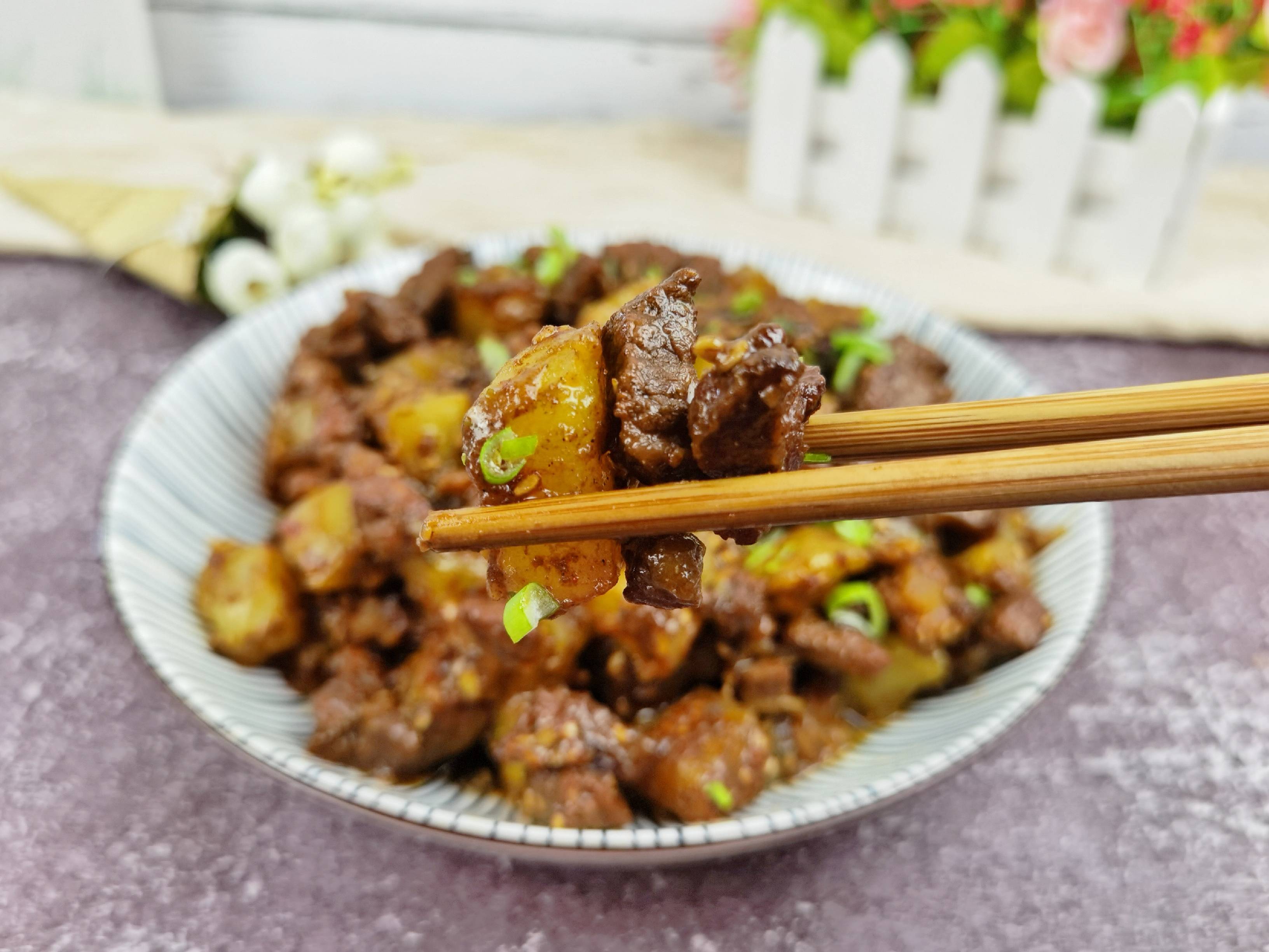 輕松年夜飯-孜然土豆牛肉,燒烤味解饞下酒又下飯的做法-其它口味炒菜譜-易網健康養生網 輕松年夜飯-孜然土豆牛肉,燒烤味解饞下酒又下飯的做法-其它口味炒菜譜
