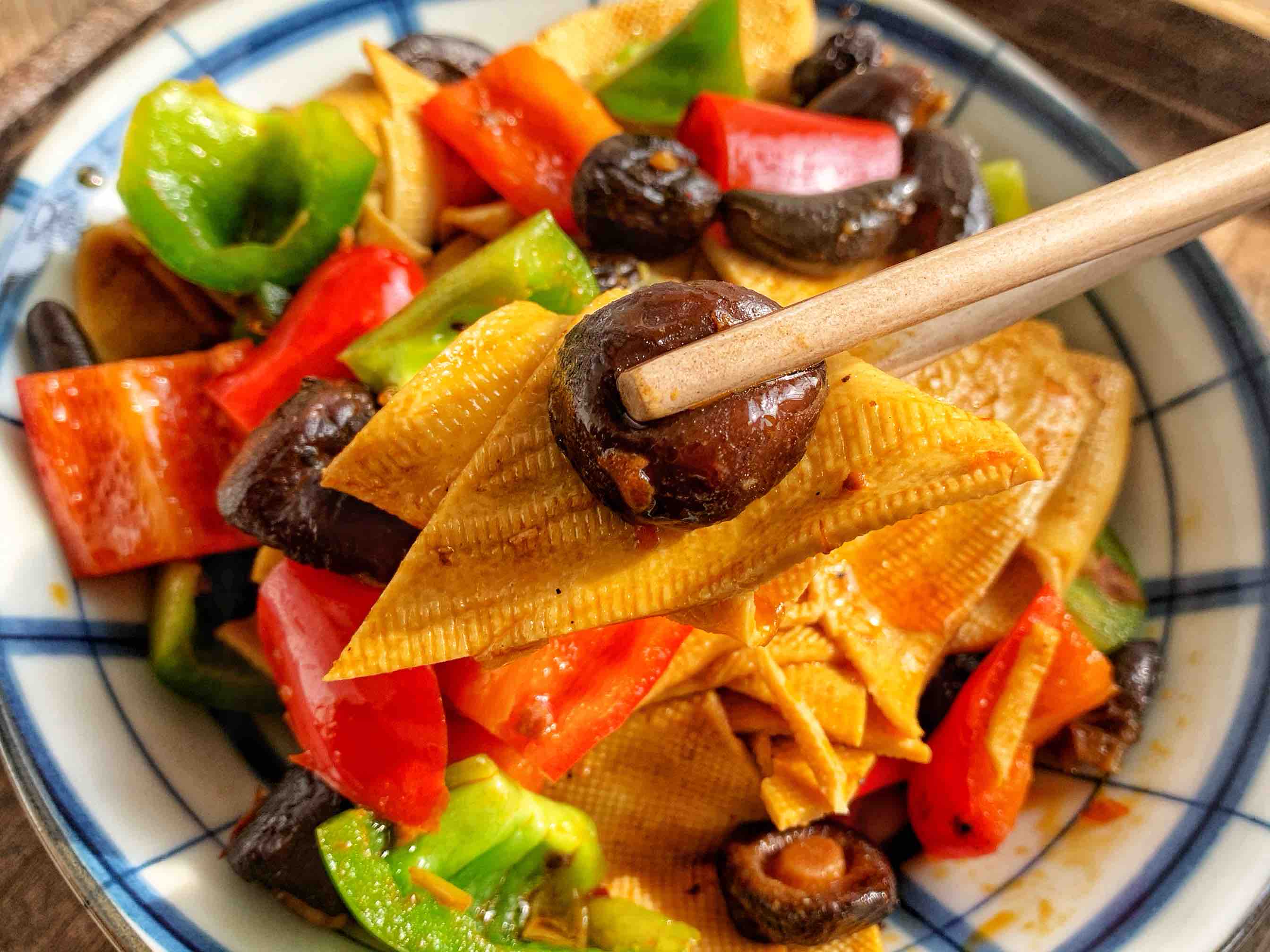素菜也下飯??香辣燉豆皮的做法-香辣味燉菜譜-易網健康養生網 素菜也下飯??香辣燉豆皮的做法-香辣味燉菜譜
