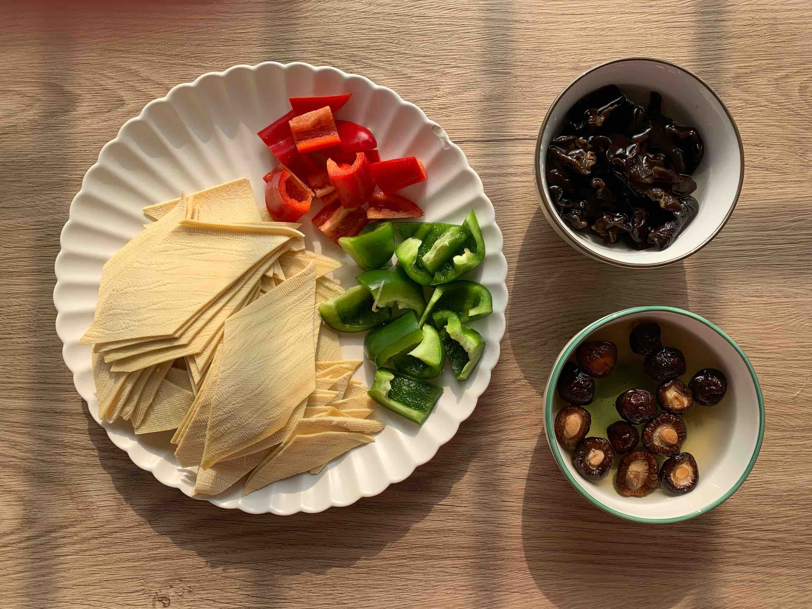 素菜也下飯??香辣燉豆皮的做法-香辣味燉菜譜