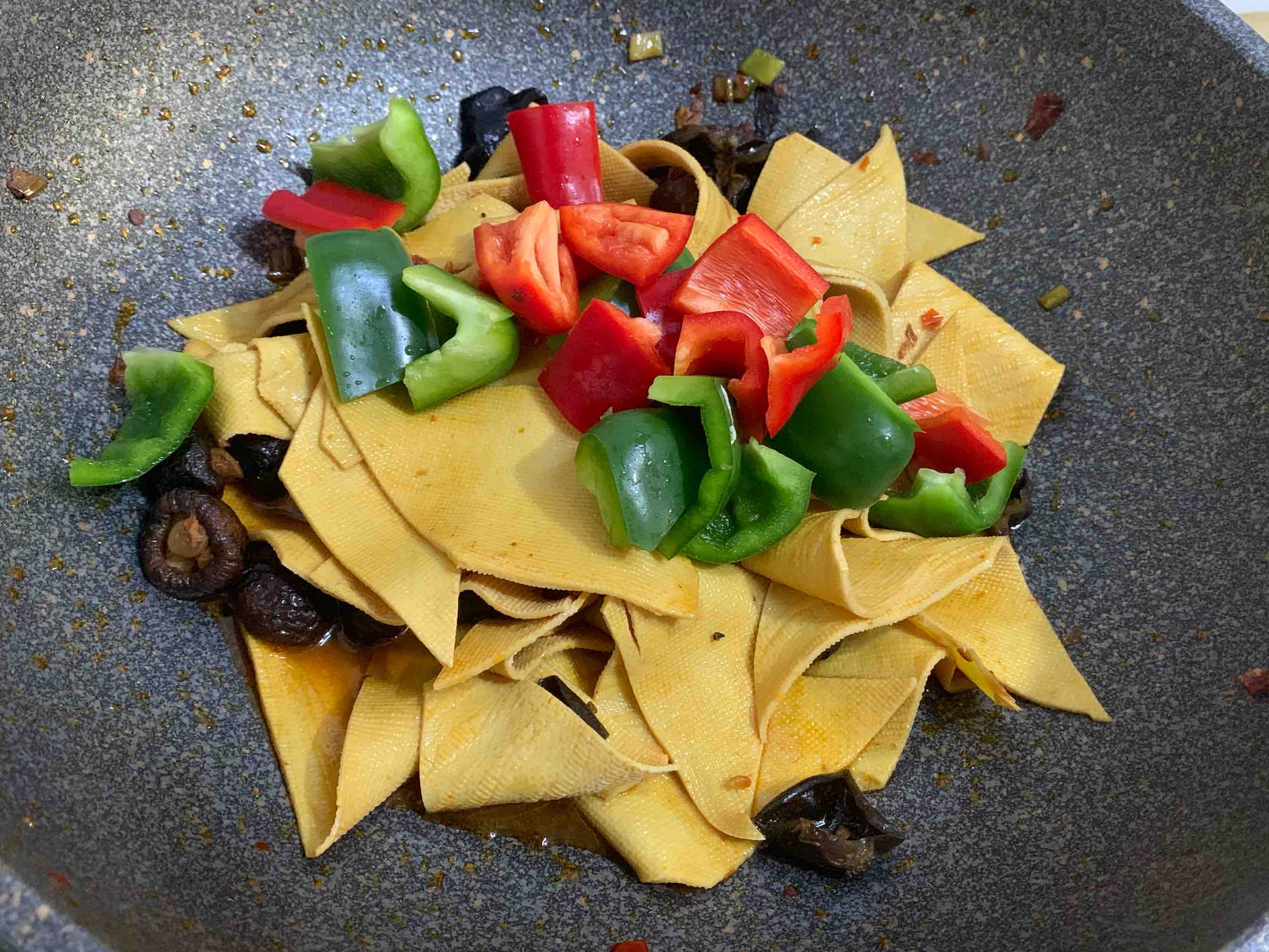素菜也下飯??香辣燉豆皮的做法-香辣味燉菜譜