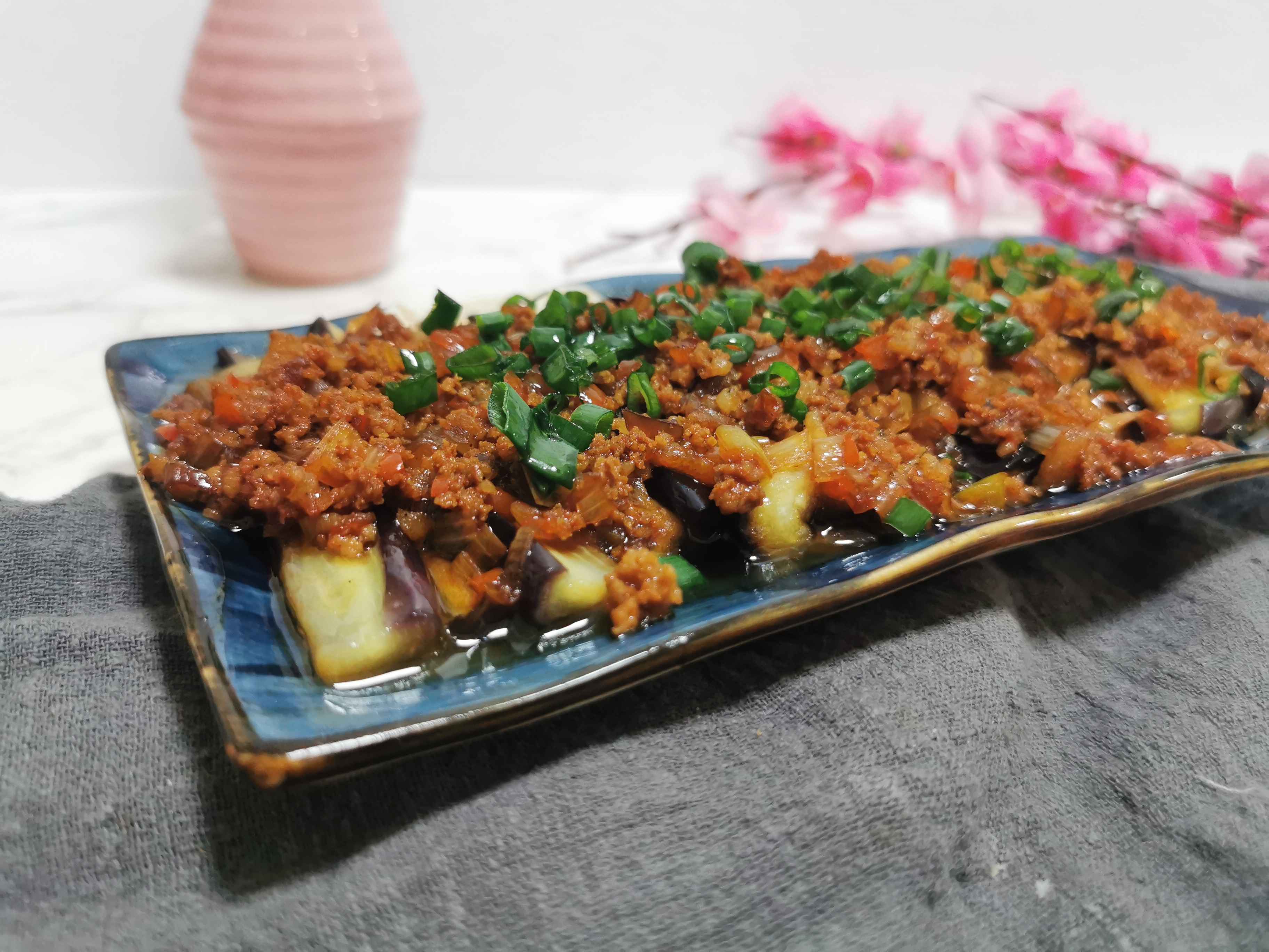 茄子不要油炸了,蒸著吃才更健康:肉沫蒸茄子的做法-咸鮮味蒸菜譜-易網(wǎng)健康養(yǎng)生網(wǎng) 茄子不要油炸了,蒸著吃才更健康:肉沫蒸茄子的做法-咸鮮味蒸菜譜