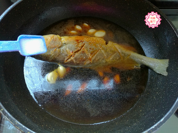 黃花魚這做法，不粘皮不粘鍋，香嫩入味好吃不怕胖的做法-蒜香味燉菜譜