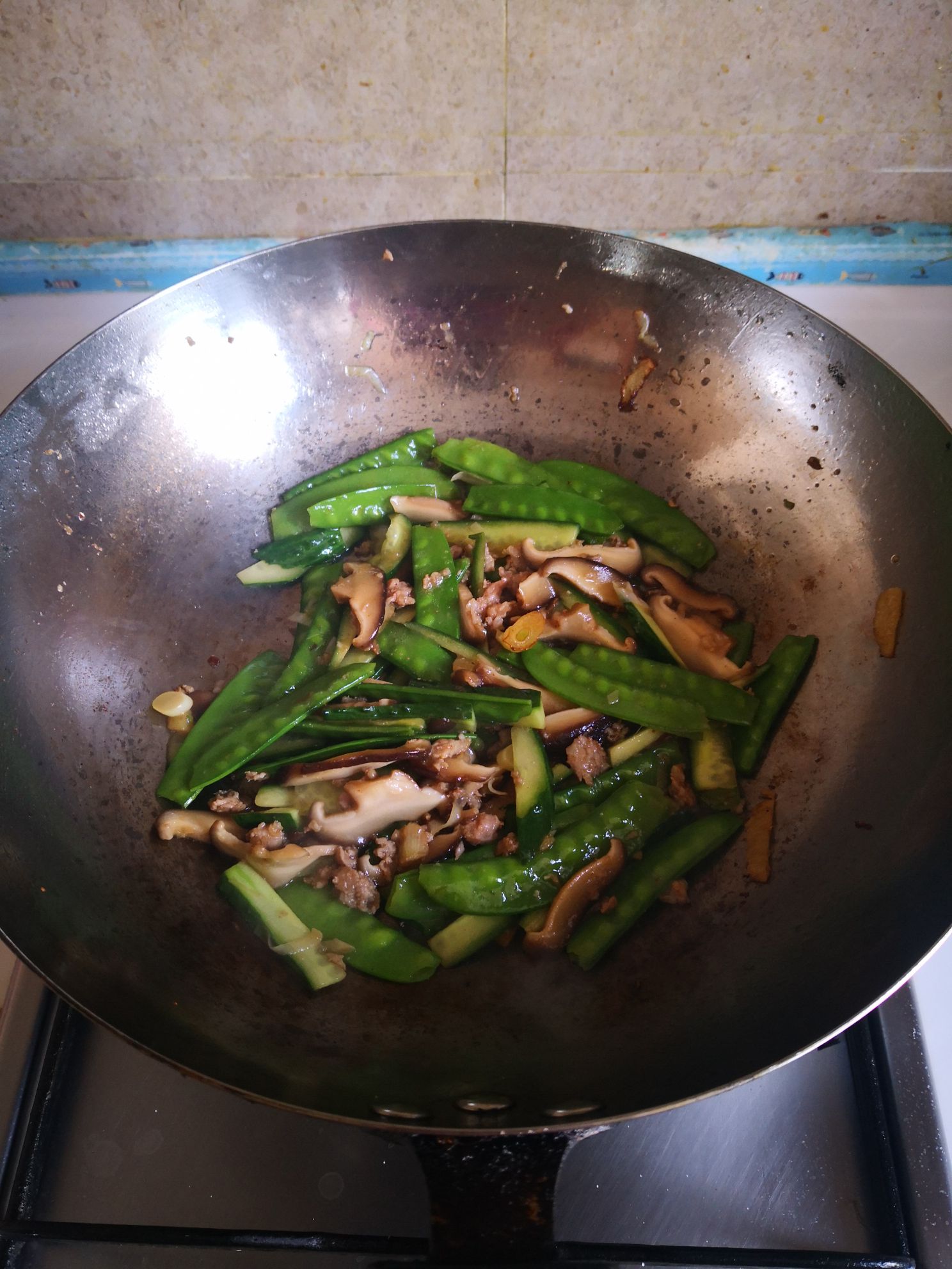 黃瓜片炒荷蘭豆的做法-家常味炒菜譜