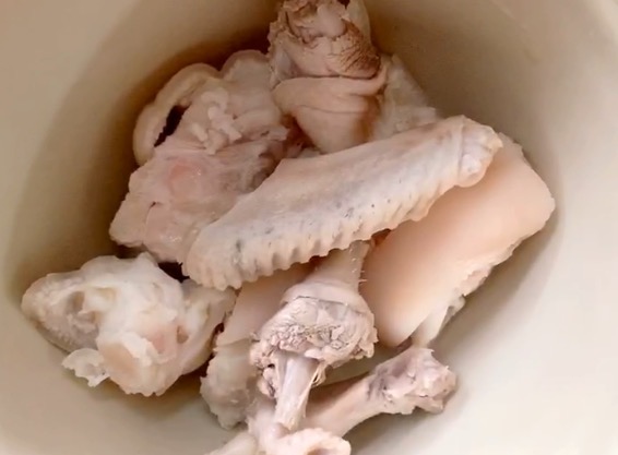 食材“八仙過海各顯神通”一壇鮮的不得了的做法-咸鮮味燉菜譜-易網健康養生網 食材“八仙過海各顯神通”一壇鮮的不得了的做法-咸鮮味燉菜譜