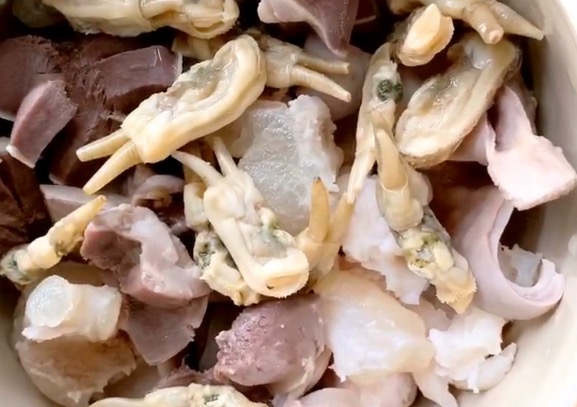 食材“八仙過海各顯神通”一壇鮮的不得了的做法-咸鮮味燉菜譜-易網健康養生網 食材“八仙過海各顯神通”一壇鮮的不得了的做法-咸鮮味燉菜譜