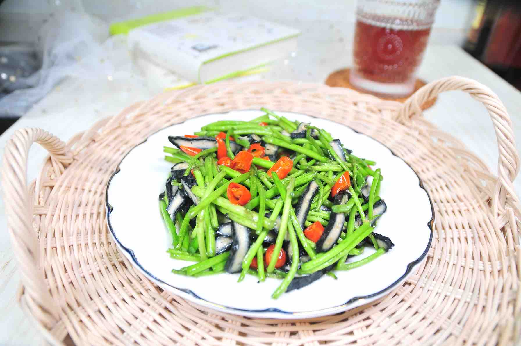 蘆蒿炒臭干的做法-其它口味炒菜譜-易網(wǎng)健康養(yǎng)生網(wǎng) 蘆蒿炒臭干的做法-其它口味炒菜譜