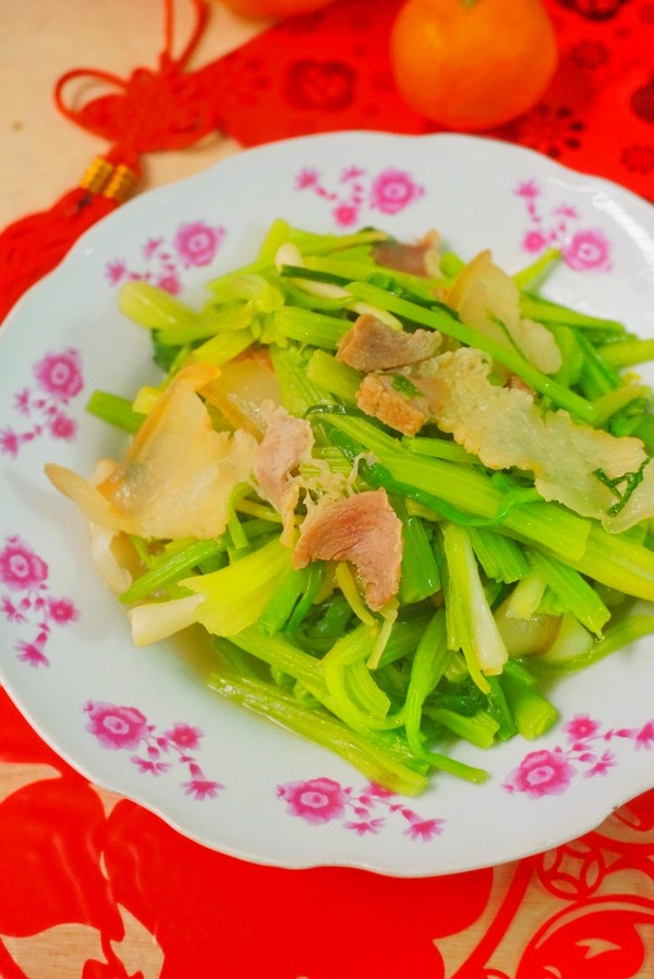 芹菜炒臘肉的做法-家常味炒菜譜-易網健康養生網 芹菜炒臘肉的做法-家常味炒菜譜