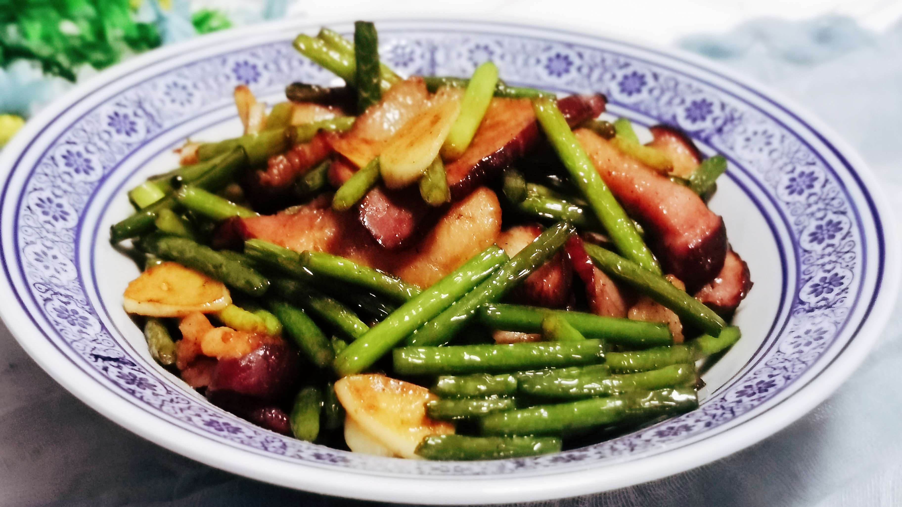 年夜飯必不可少的硬菜:蒜苔炒臘肉的做法-咸鮮味炒菜譜-易網健康養生網 年夜飯必不可少的硬菜:蒜苔炒臘肉的做法-咸鮮味炒菜譜