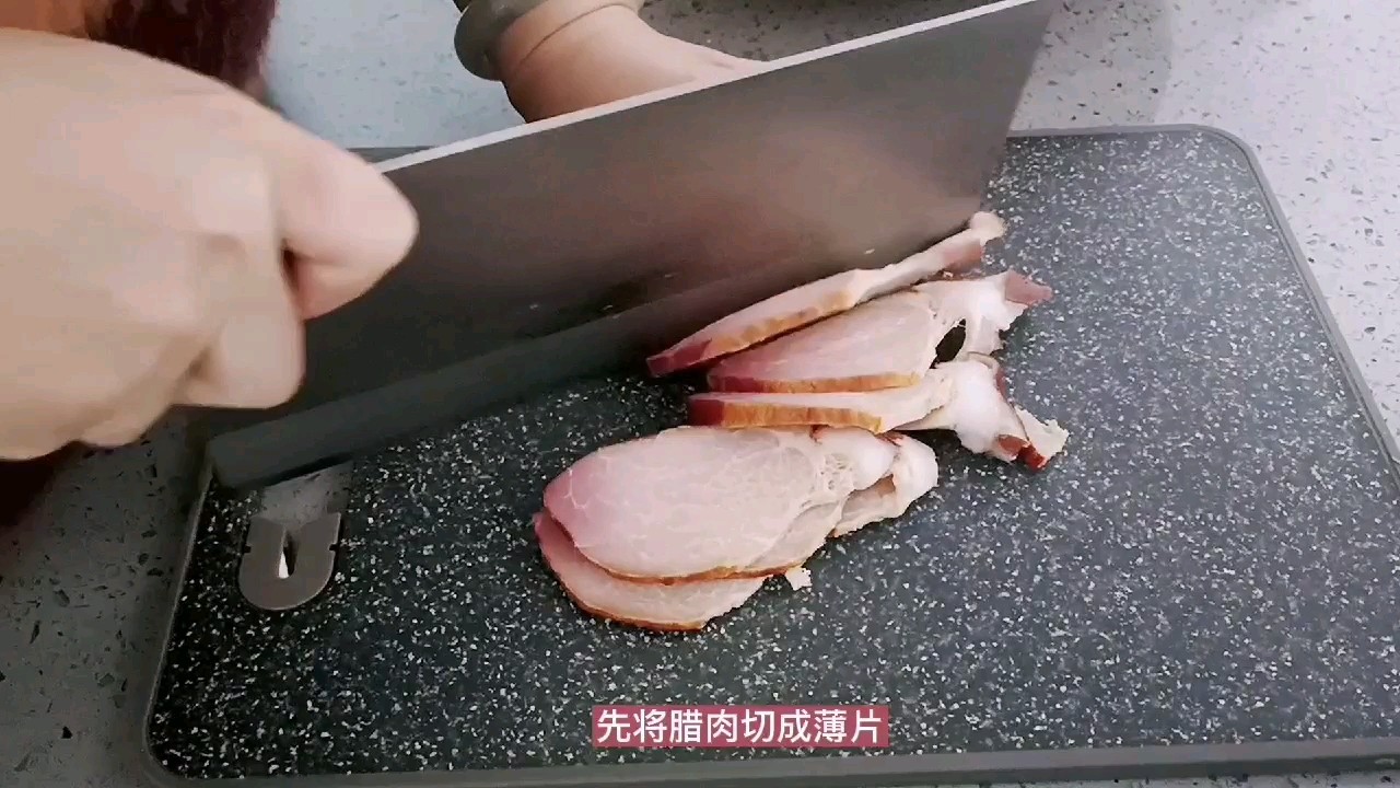 年夜飯必不可少的硬菜：蒜苔炒臘肉的做法-咸鮮味炒菜譜