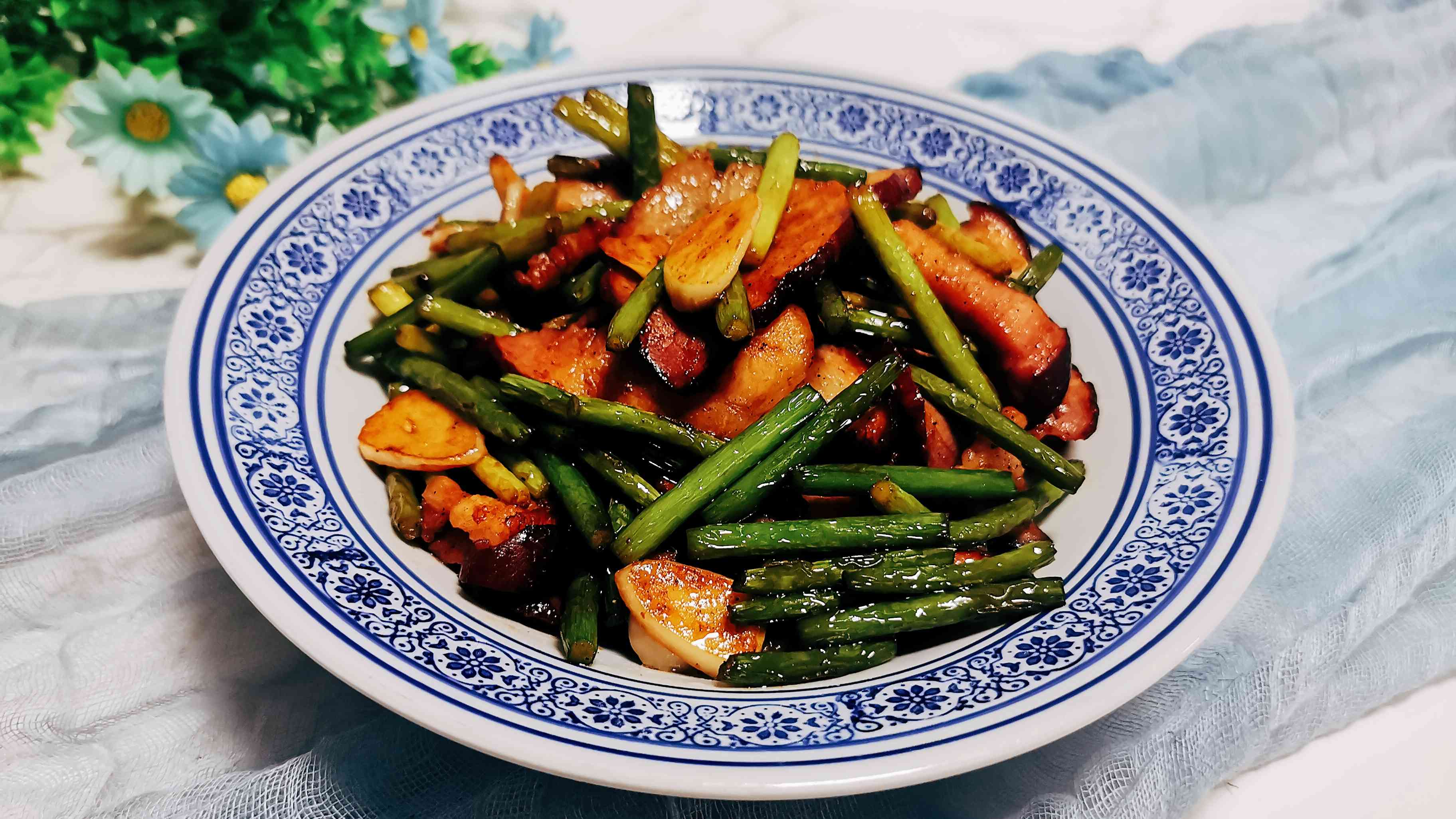 年夜飯必不可少的硬菜:蒜苔炒臘肉的做法-咸鮮味炒菜譜-易網健康養生網 年夜飯必不可少的硬菜:蒜苔炒臘肉的做法-咸鮮味炒菜譜