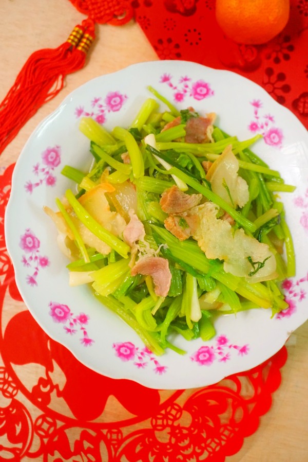 芹菜炒臘肉的做法-家常味炒菜譜-易網健康養生網 芹菜炒臘肉的做法-家常味炒菜譜
