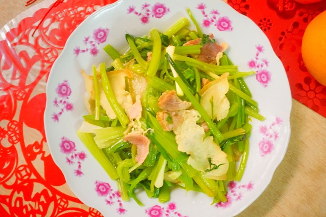 芹菜炒臘肉的做法-家常味炒菜譜-易網健康養生網 芹菜炒臘肉的做法-家常味炒菜譜