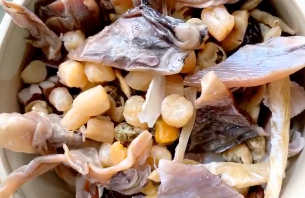 食材“八仙過海各顯神通”一壇鮮的不得了的做法-咸鮮味燉菜譜-易網健康養生網 食材“八仙過海各顯神通”一壇鮮的不得了的做法-咸鮮味燉菜譜