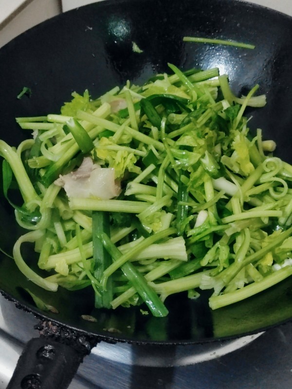 芹菜炒臘肉的做法-家常味炒菜譜