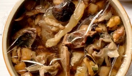 食材“八仙過海各顯神通”一壇鮮的不得了的做法-咸鮮味燉菜譜-易網健康養生網 食材“八仙過海各顯神通”一壇鮮的不得了的做法-咸鮮味燉菜譜