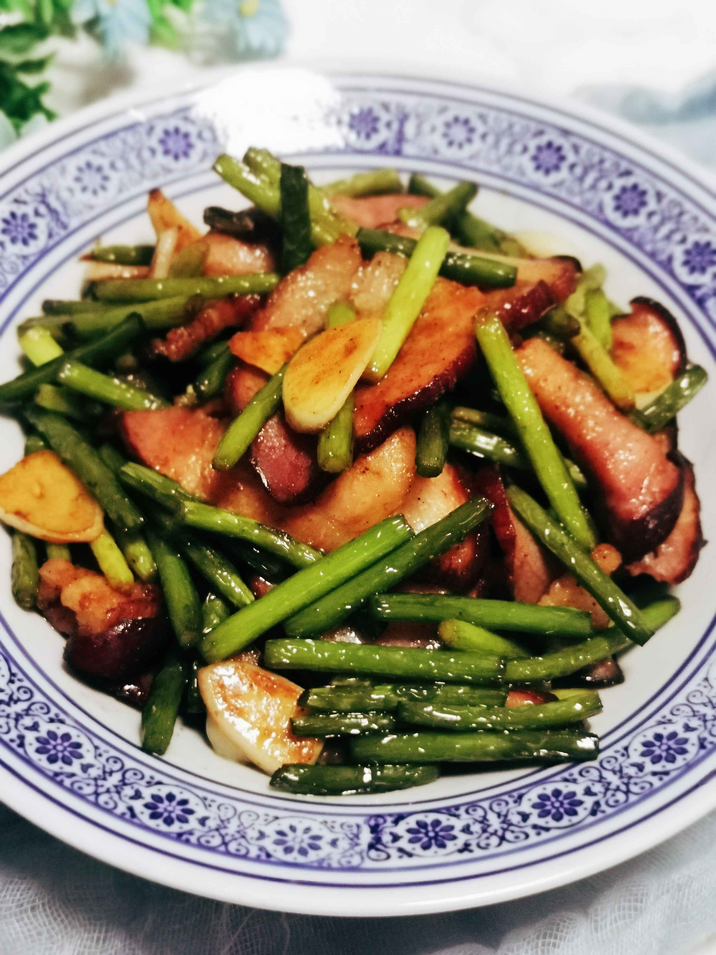 年夜飯必不可少的硬菜:蒜苔炒臘肉的做法-咸鮮味炒菜譜-易網健康養生網 年夜飯必不可少的硬菜:蒜苔炒臘肉的做法-咸鮮味炒菜譜