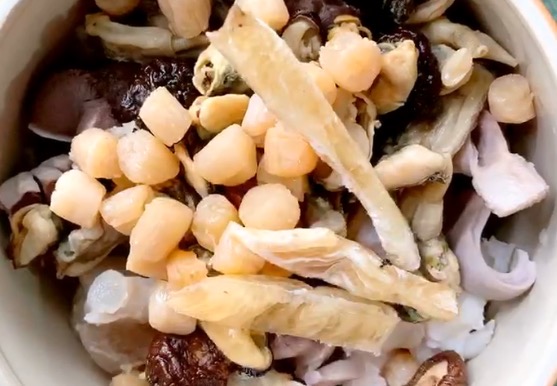食材“八仙過海各顯神通”一壇鮮的不得了的做法-咸鮮味燉菜譜-易網健康養生網 食材“八仙過海各顯神通”一壇鮮的不得了的做法-咸鮮味燉菜譜