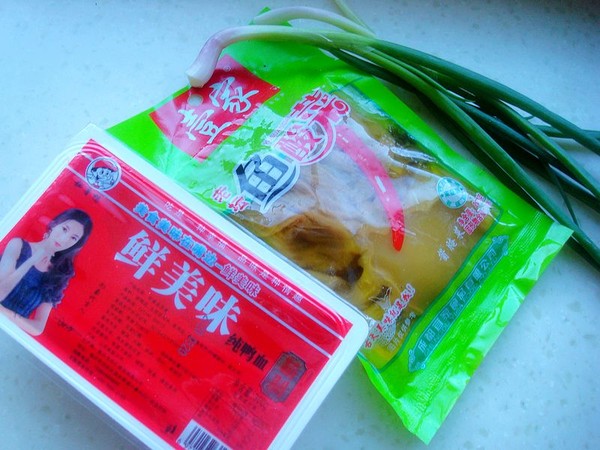 酸菜燒鴨血的做法-酸辣味炒菜譜-易網(wǎng)<a href=http://www.aoa7937.com/ target=_blank class=infotextkey>健康養(yǎng)生</a>網(wǎng) 酸菜燒鴨血的做法-酸辣味炒菜譜