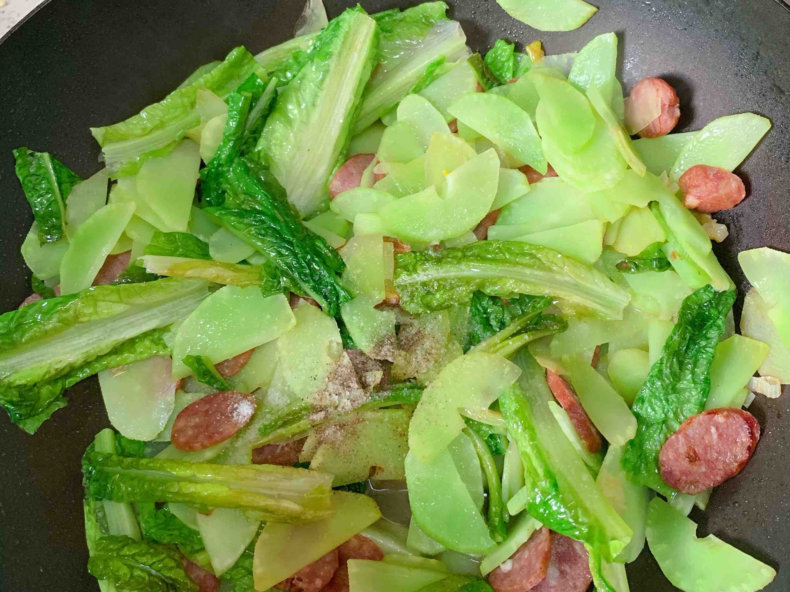 十分鐘就上桌的家常小菜。清脆爽口，萵苣炒香腸的做法-家常味炒菜譜