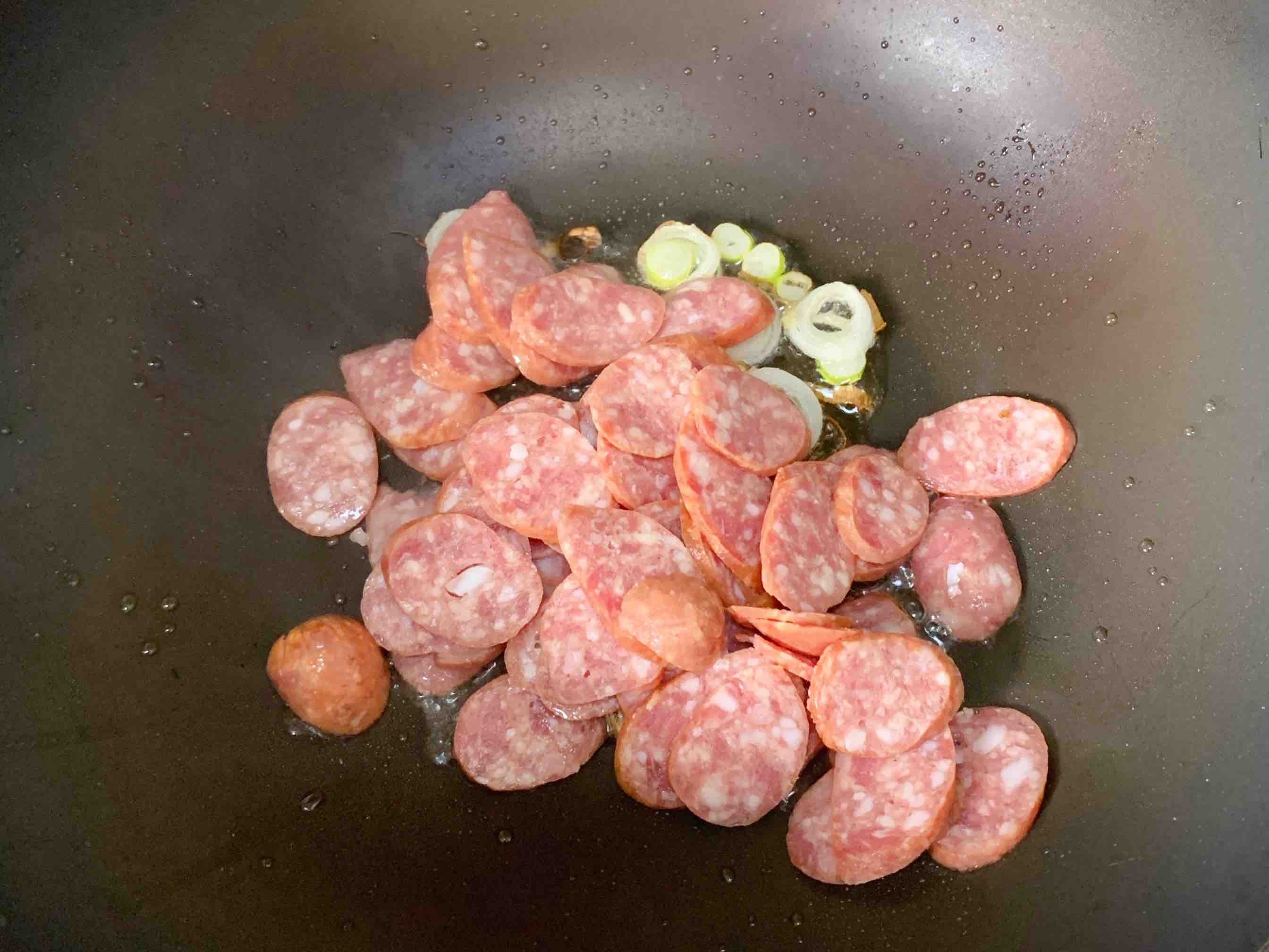 十分鐘就上桌的家常小菜。清脆爽口，萵苣炒香腸的做法-家常味炒菜譜