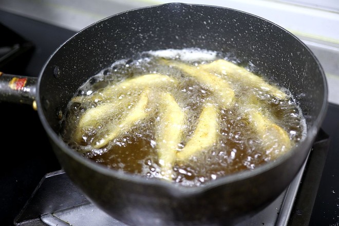 油炸沙丁魚的做法-咸鮮味炸菜譜-易網(wǎng)健康養(yǎng)生網(wǎng) 油炸沙丁魚的做法-咸鮮味炸菜譜